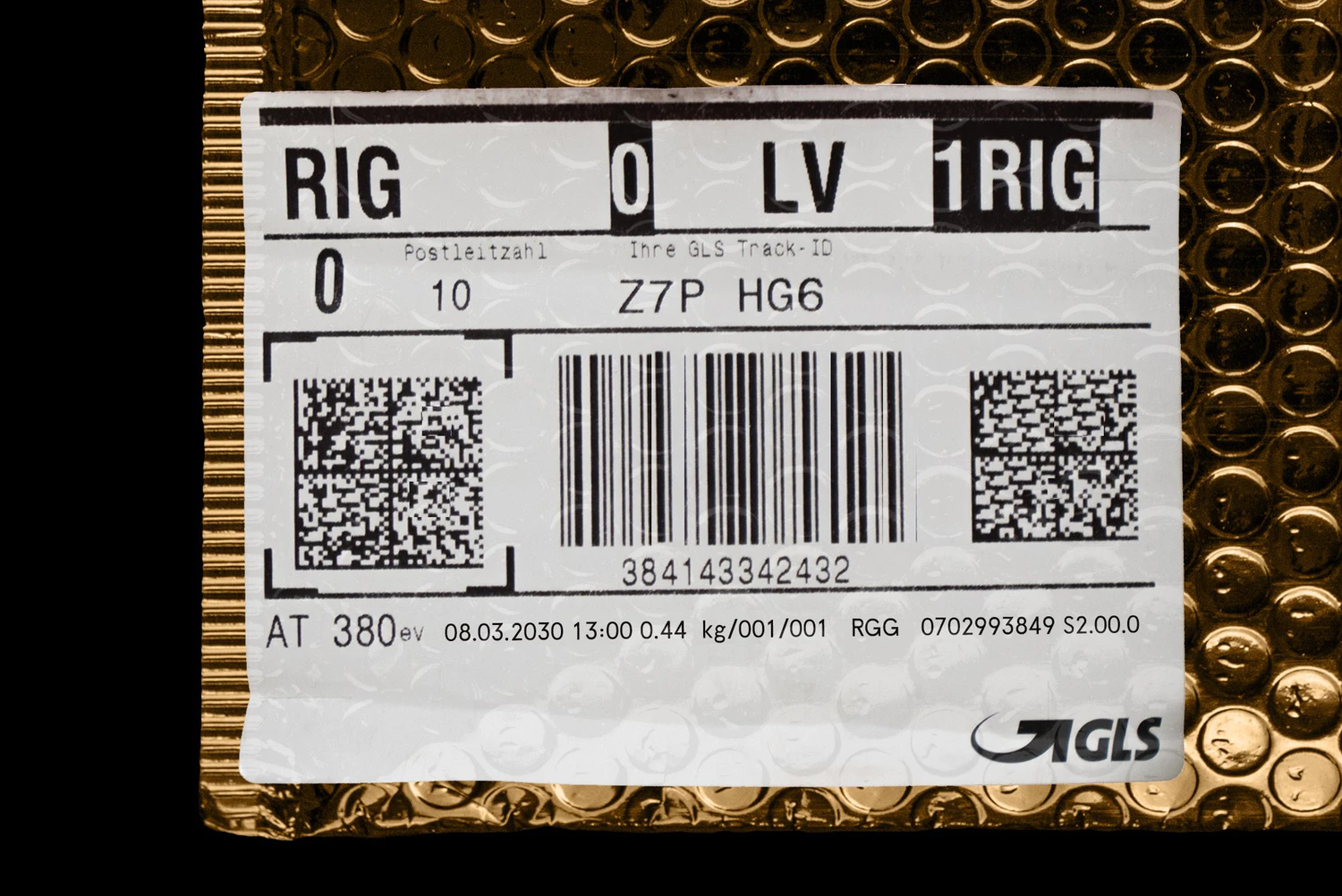 2656 潮流铝箔防震气泡袋包裹信封包装设计贴图ps样机素材展示效果模板 Gold Plastic Bag Mockup