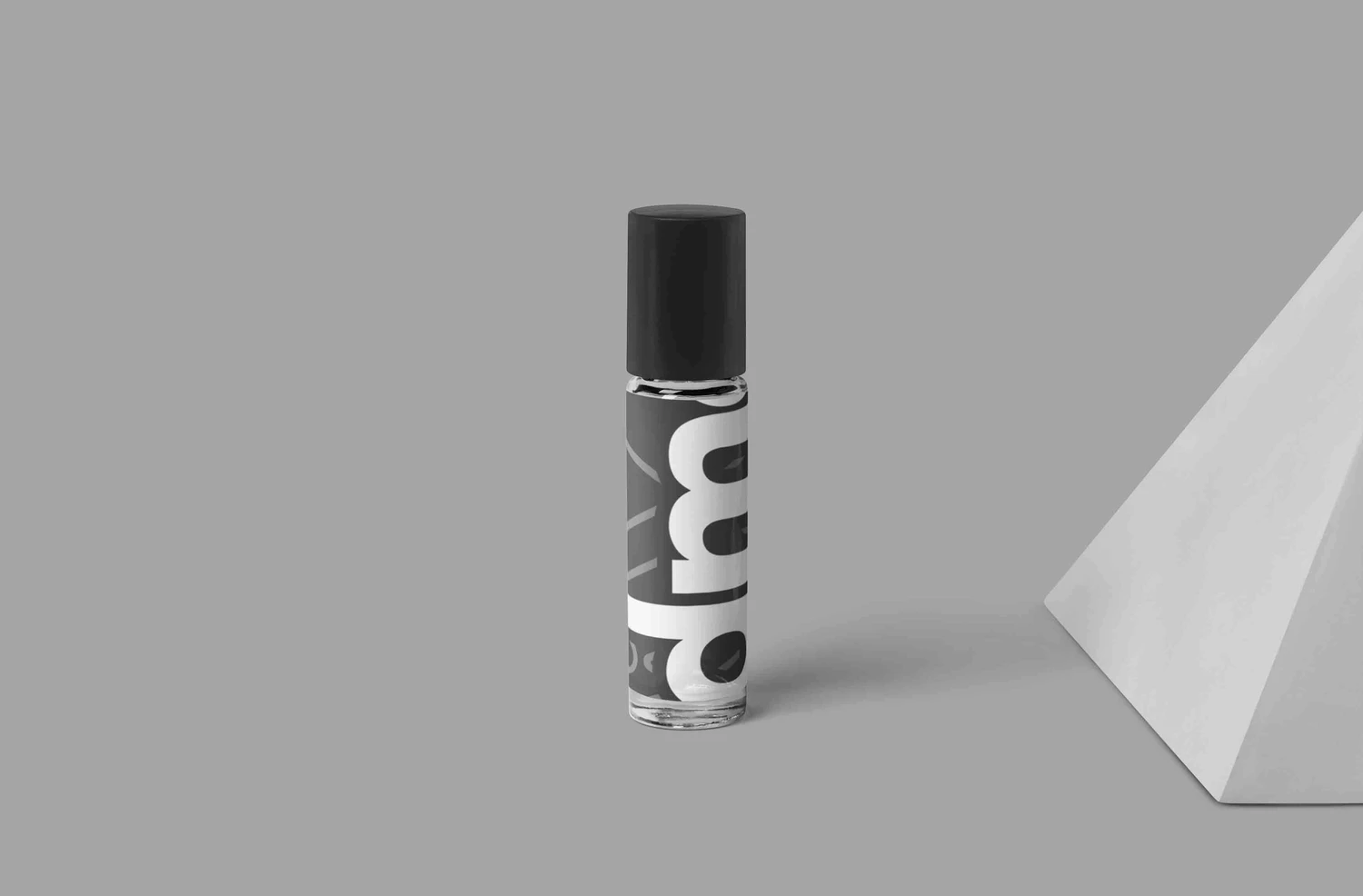 3344 质感香水瓶标签包装设计PSD样机模型