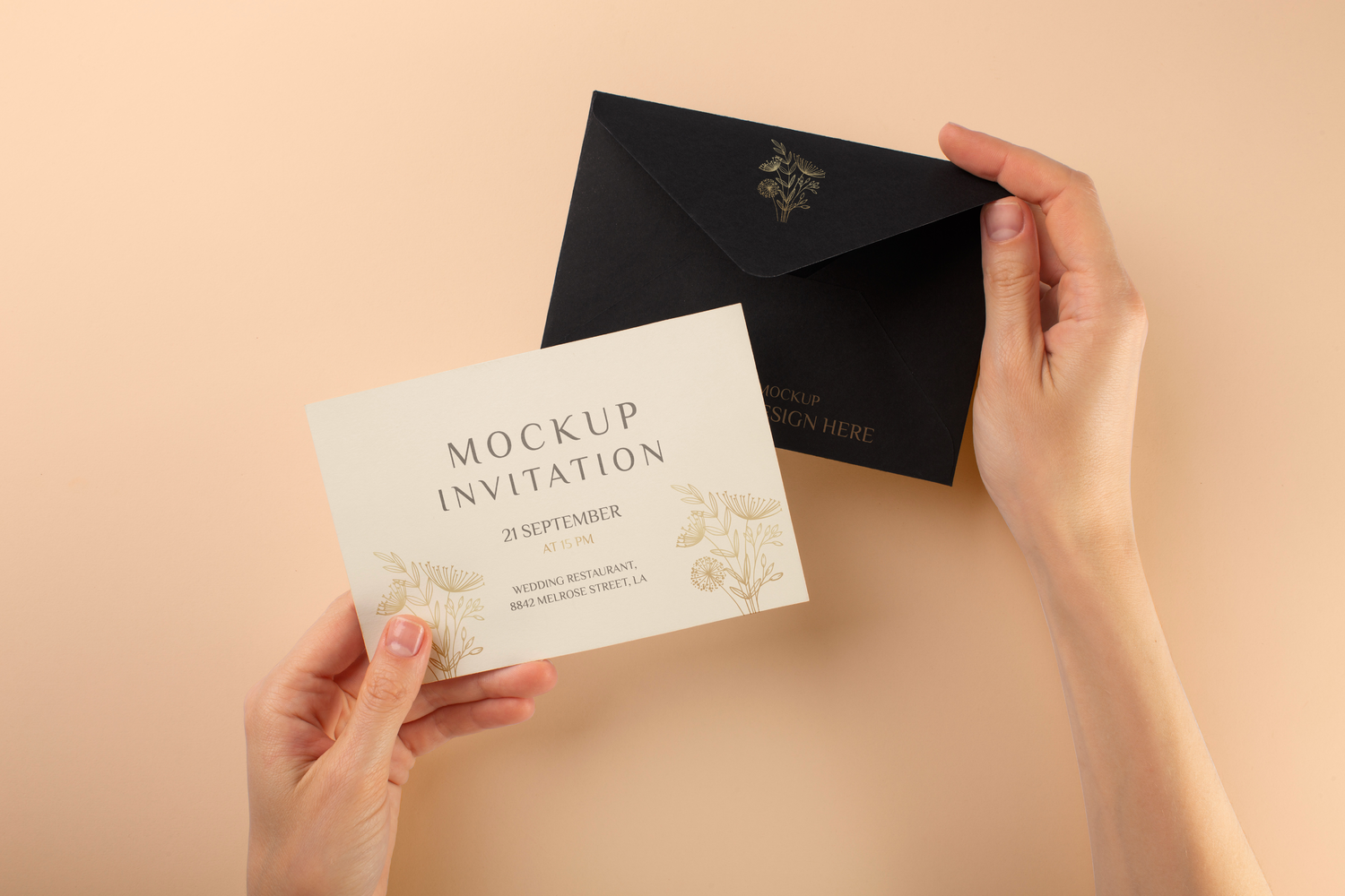 3499 7款手持邀请函信封卡片PSD样机 Paper invitation mockup