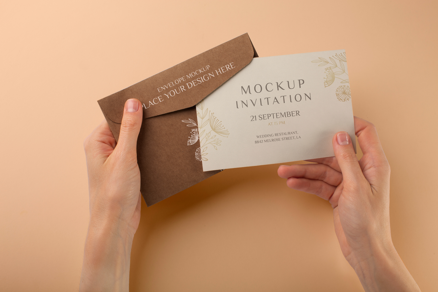 3499 7款手持邀请函信封卡片PSD样机 Paper invitation mockup