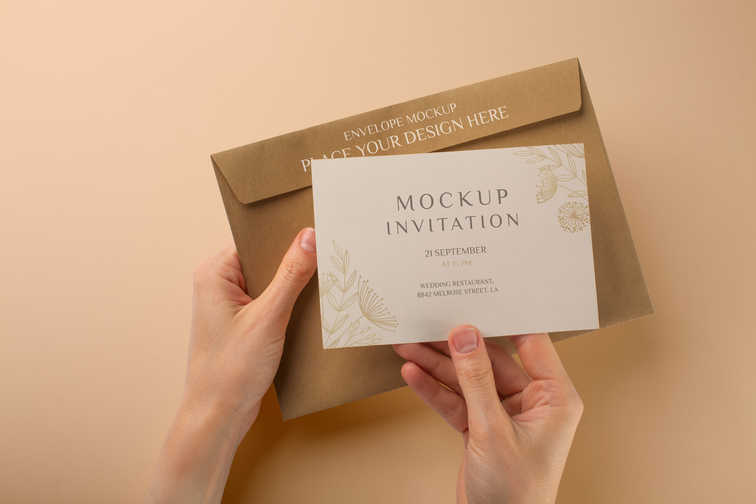 3499 7款手持邀请函信封卡片PSD样机 Paper invitation mockup