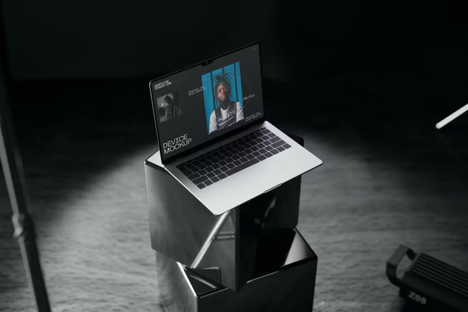 5117 5款高级工业黑化风苹果笔记本电脑MacBook屏幕演示PSD样机模板 Laptop Mockup Device@GOOODME.COM